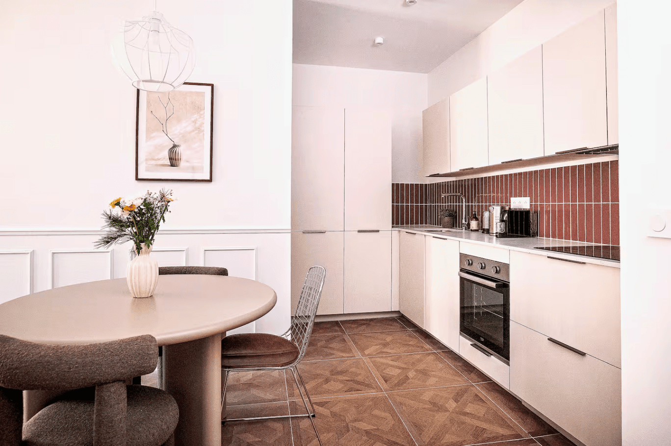 Cuisine équipée moderne avec crédence terracotta