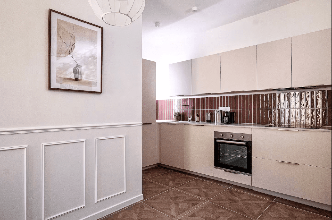 Cuisine ouverte avec moulures et carrelage parquet