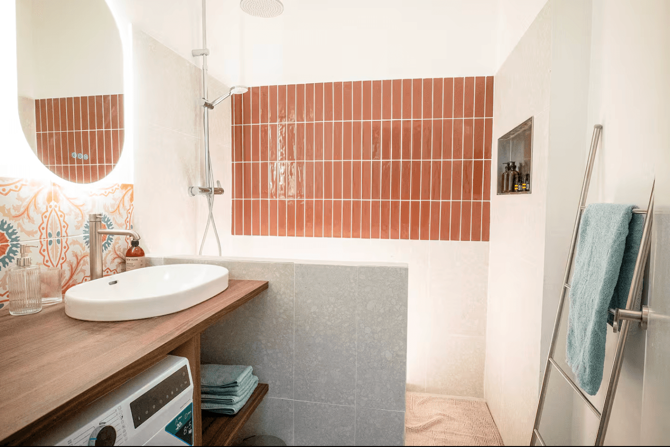 Salle de bain moderne avec douche et carrelage terracotta