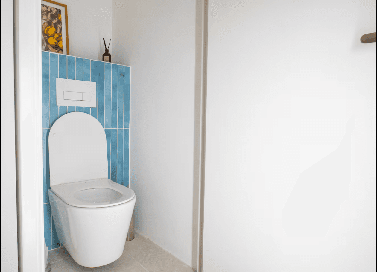 WC suspendu avec carrelage bleu vertical