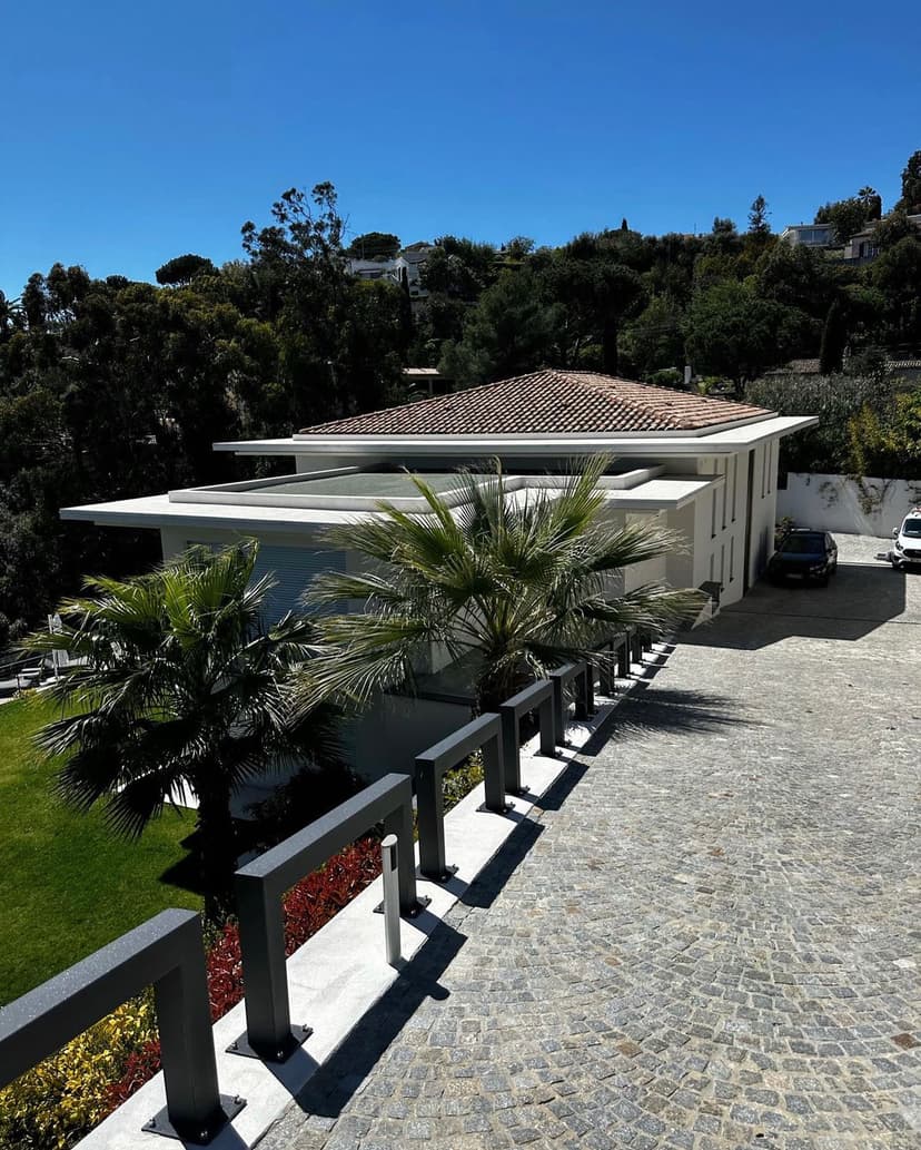 Construction maison clé en main Cannes - Villa moderne avec jardin paysagé et palmiers