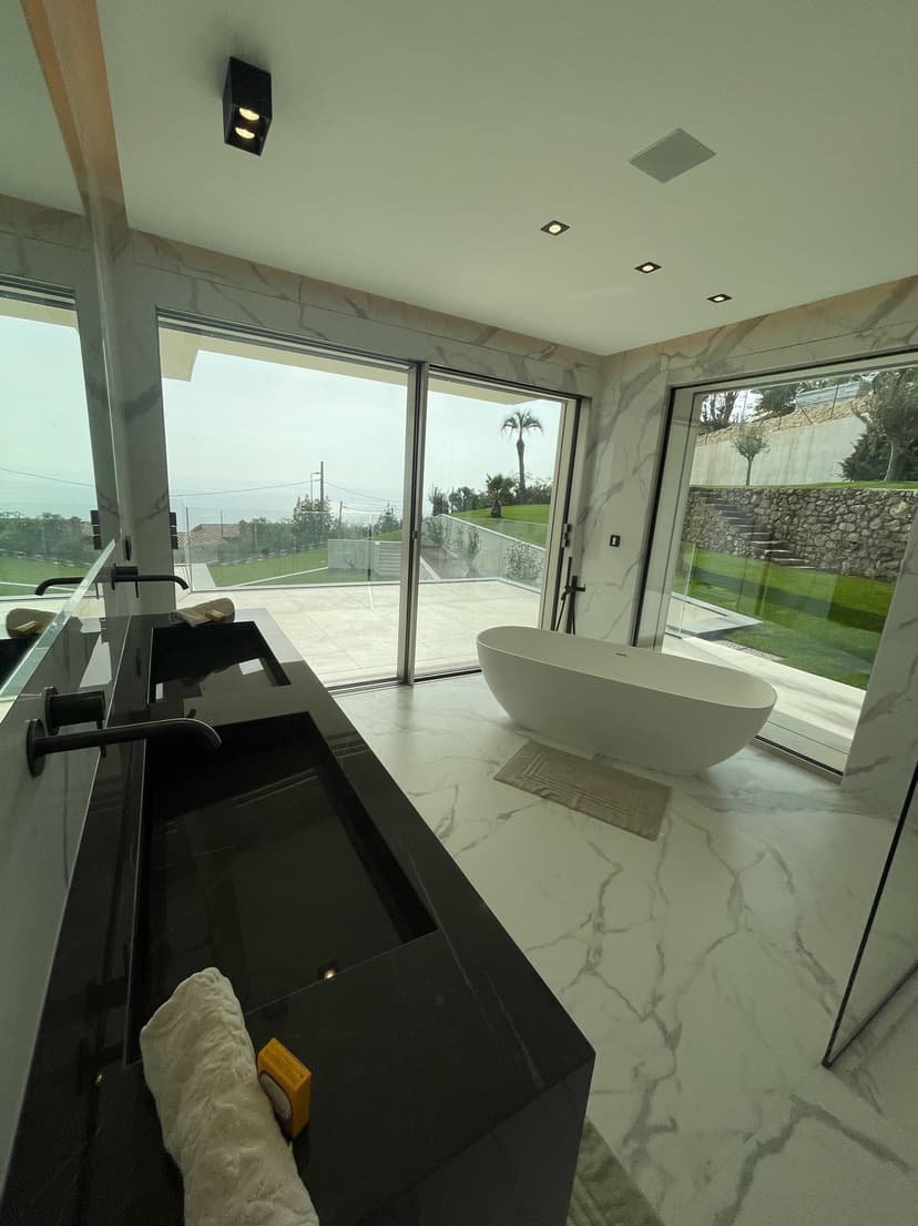 Rénovation salle de bain haut de gamme Roquebrune - Baignoire îlot avec vue jardin