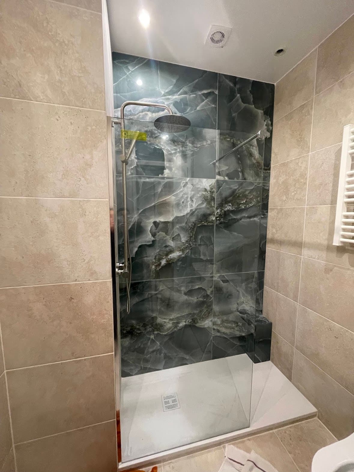 Rénovation douche moderne avec carrelage effet marbre - UDK Azur Menton