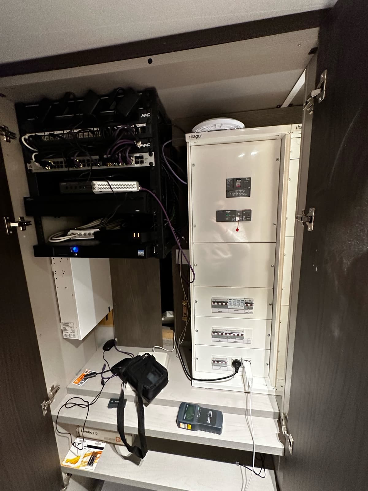 Installation domotique KNX avec tableau électrique et rack réseau à Menton par UDK Azur