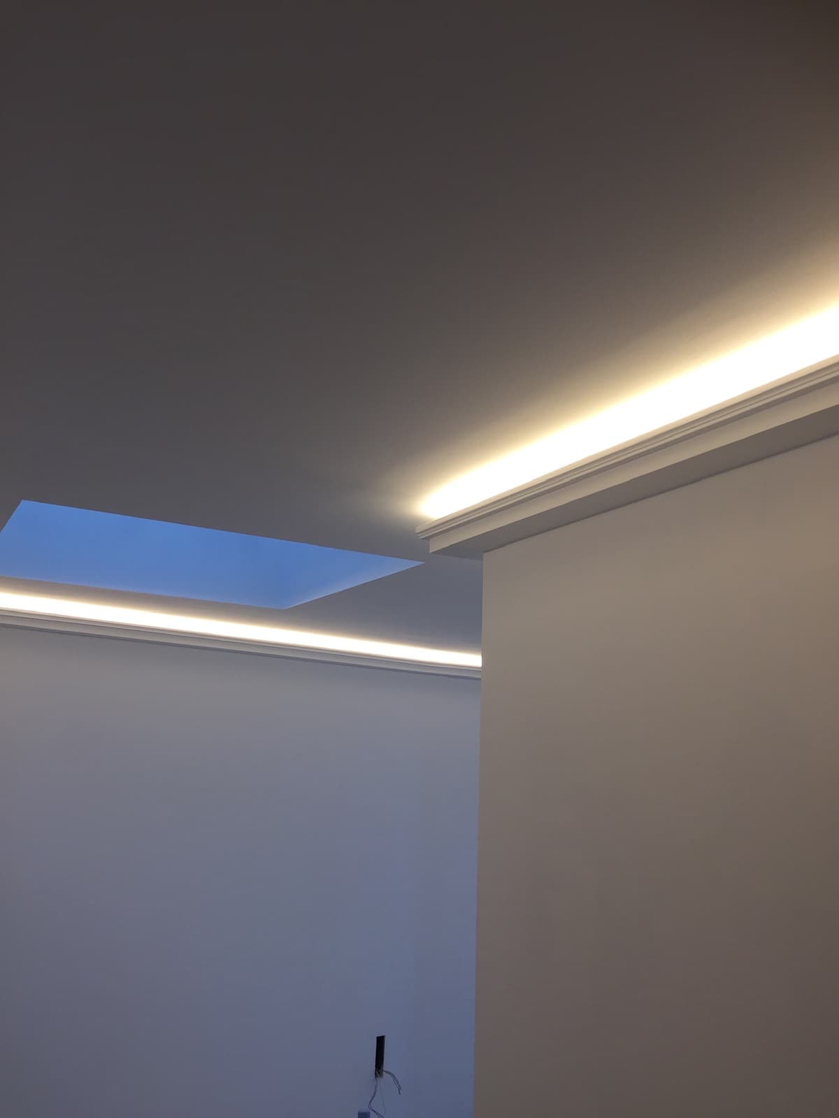 Installation éclairage LED indirect avec corniche lumineuse à Menton par UDK Azur