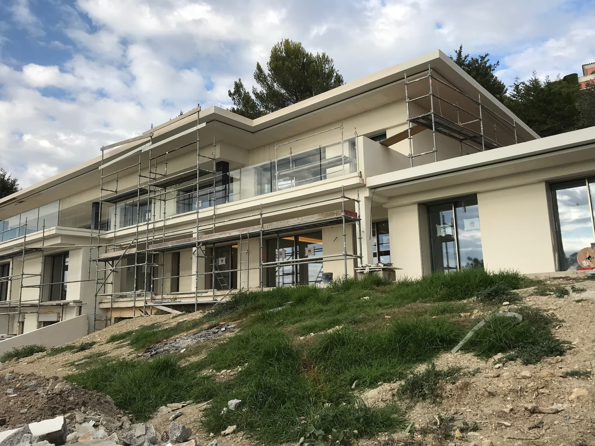 Ravalement de façade en cours à Menton - Maison moderne avec échafaudages - UDK Azur façadier