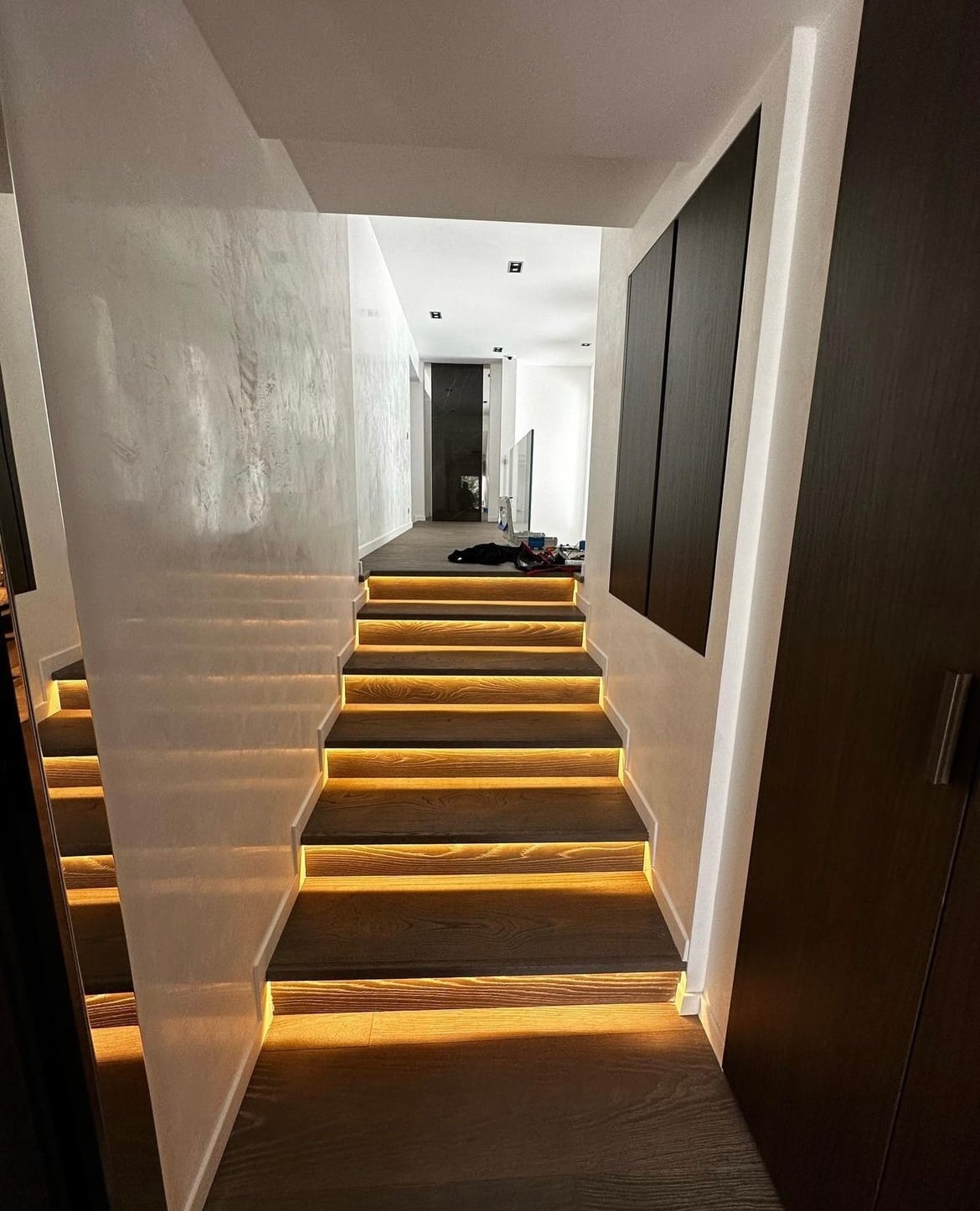 Relooking salon moderne Menton - Escalier avec éclairage LED intégré, marches bois, finitions haut de gamme
