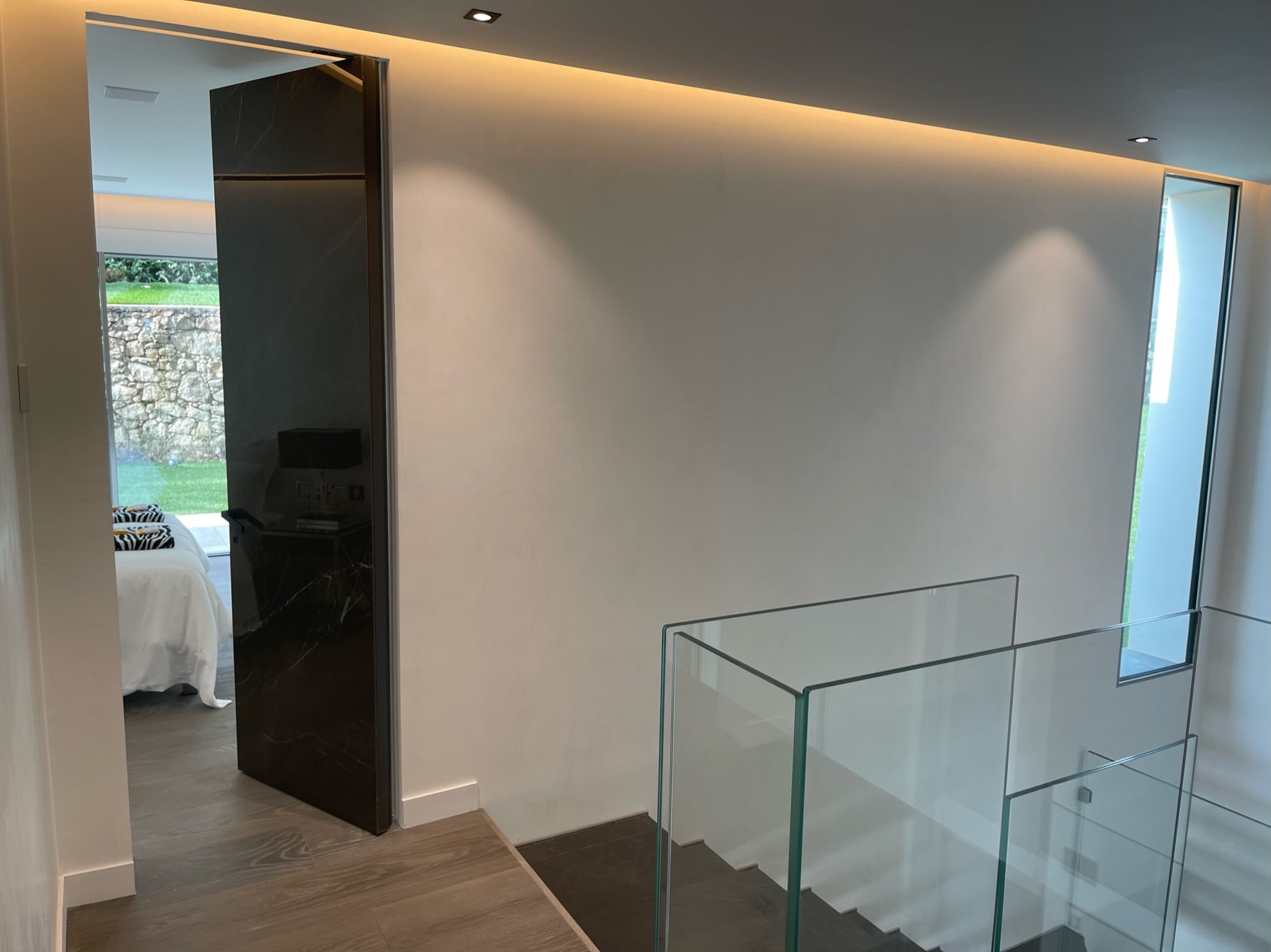 Rénovation maison contemporaine Menton - Escalier design, garde-corps verre, éclairage LED indirect