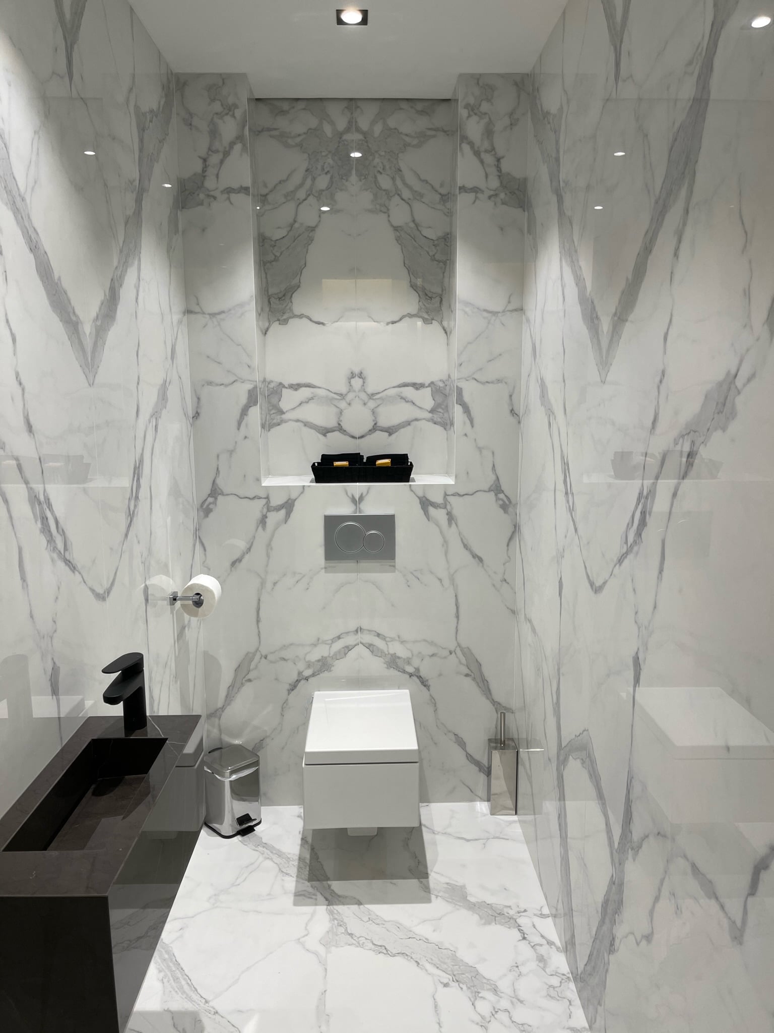 Rénovation WC Menton - Toilettes design avec marbre blanc veiné et vasque noire