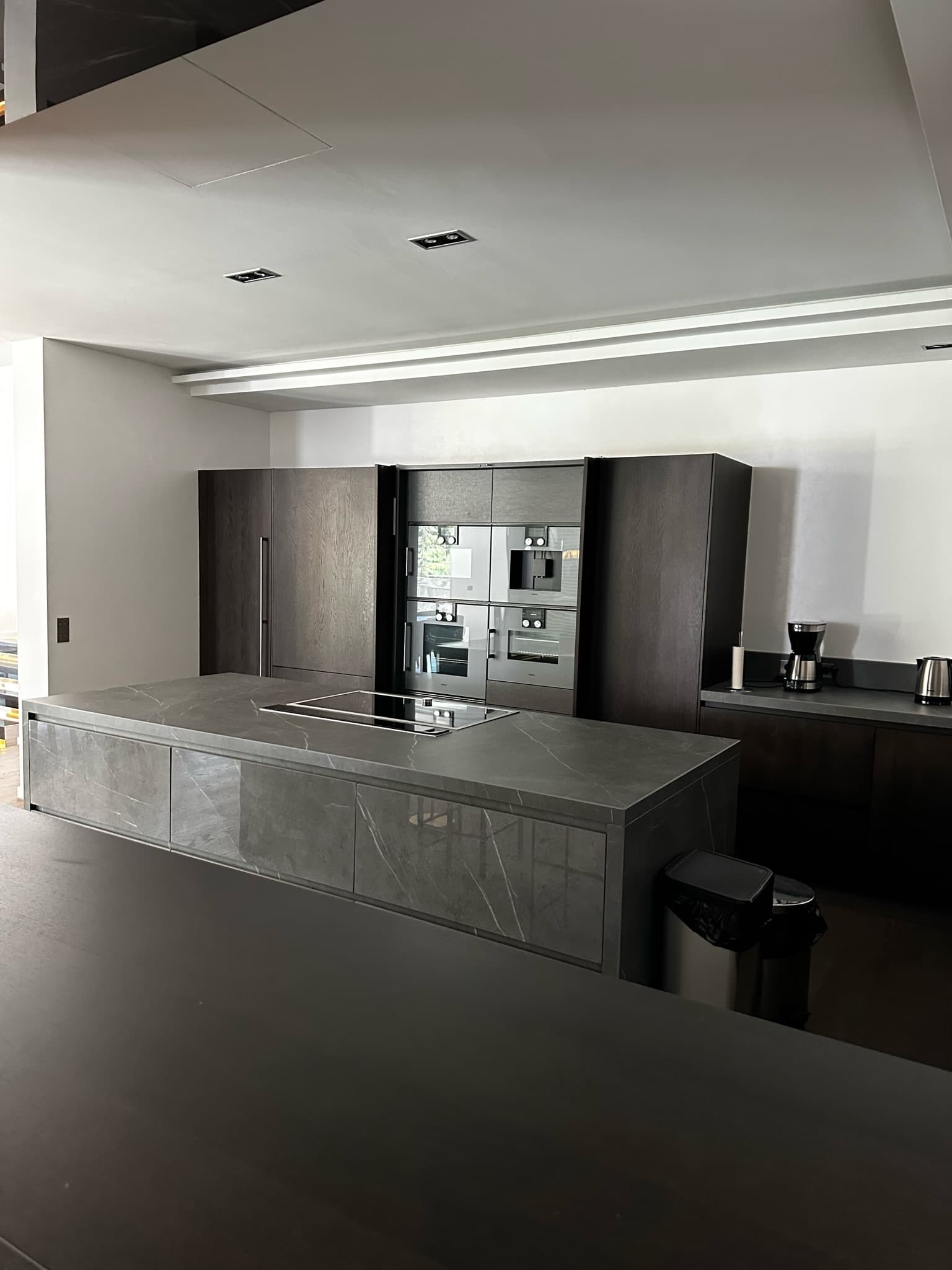 Rénovation cuisine moderne avec îlot central et plan de travail effet marbre à Menton par UDK Azur