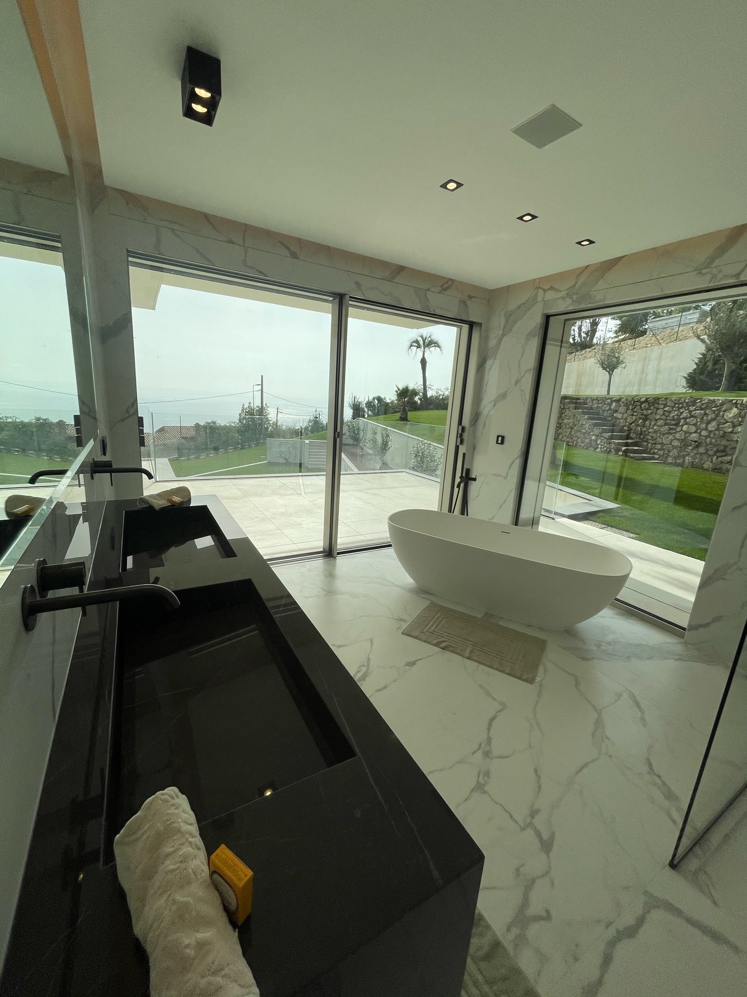 Rénovation salle de bain luxueuse avec baignoire îlot à Roquebrune-Cap-Martin par UDK Azur