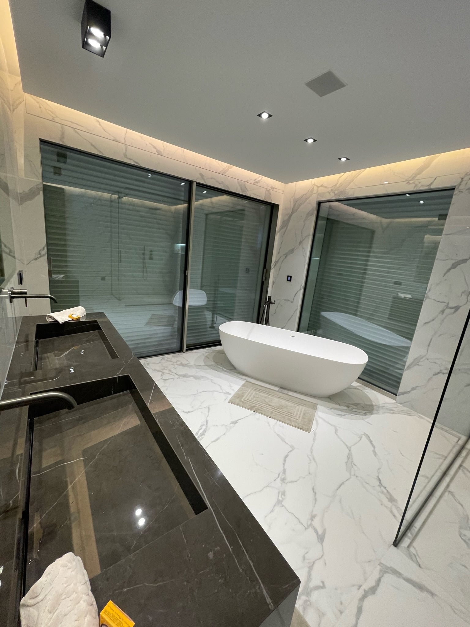 Rénovation salle de bain haut de gamme Menton - Marbre blanc et finitions luxe