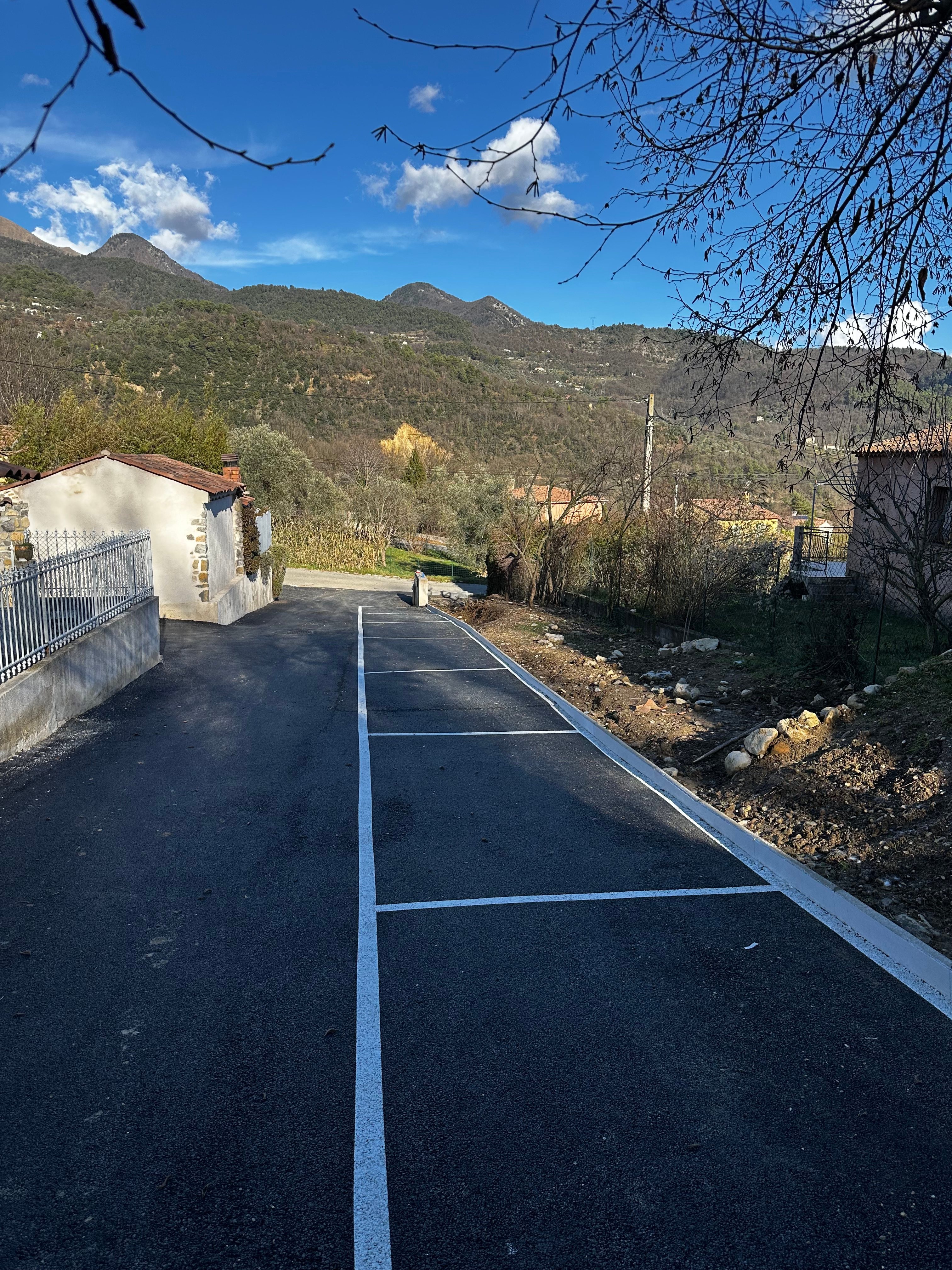 Travaux de voirie et VRD réalisés par UDK Azur à Sospel : route goudronnée avec marquage au sol