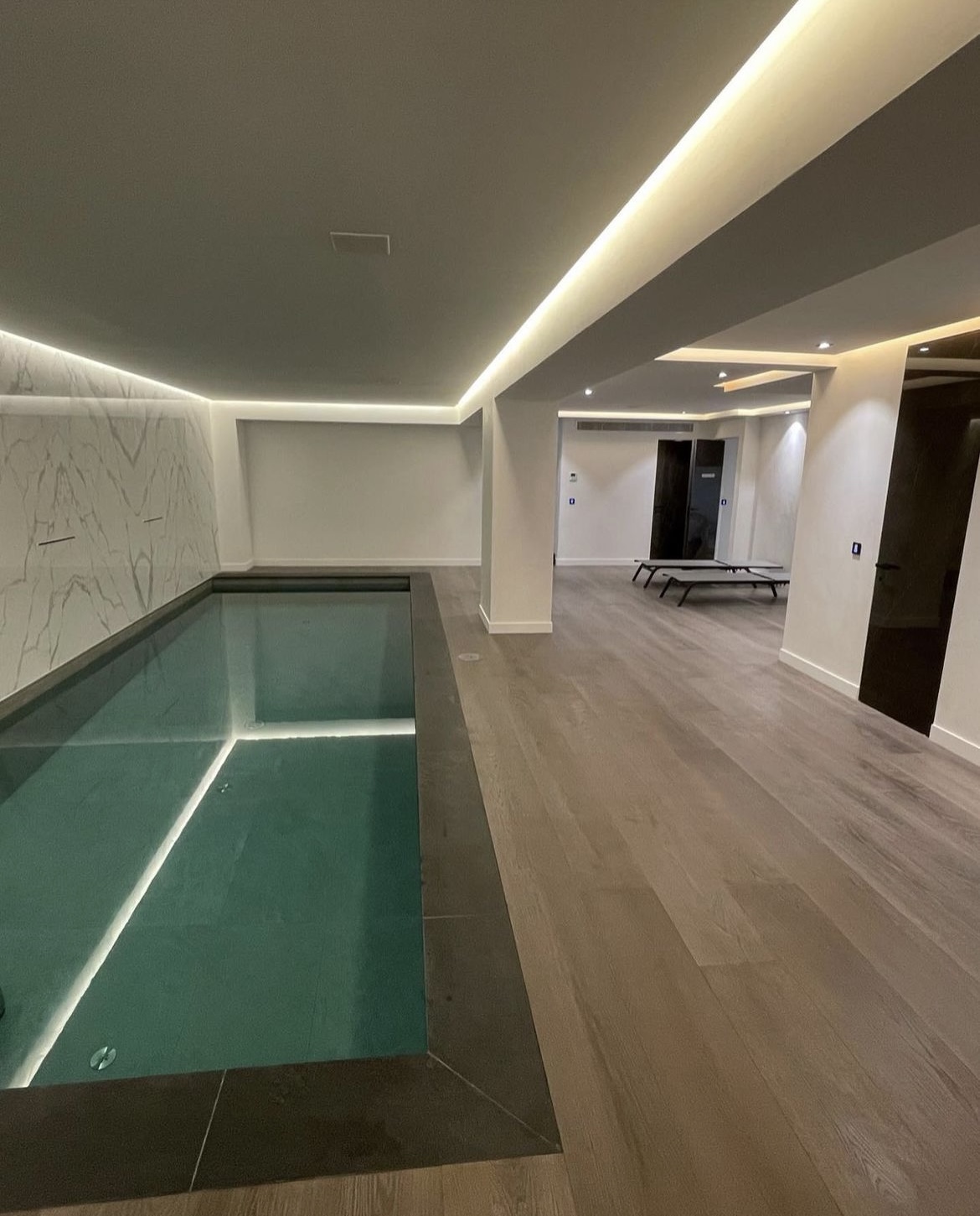 Piscine intérieure de luxe à Cannes - Finitions haut de gamme avec éclairage LED et marbre