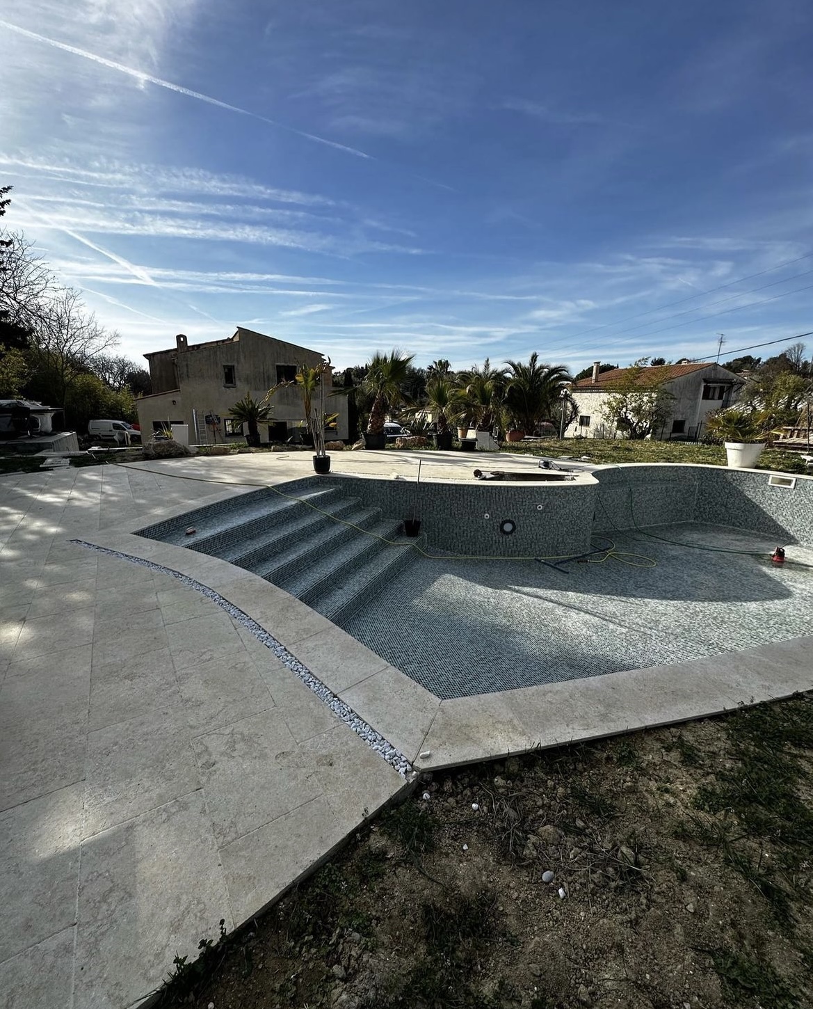 Construction de piscine sur mesure à Mougins - Maçonnerie, carrelage mosaïque et margelles en pierre