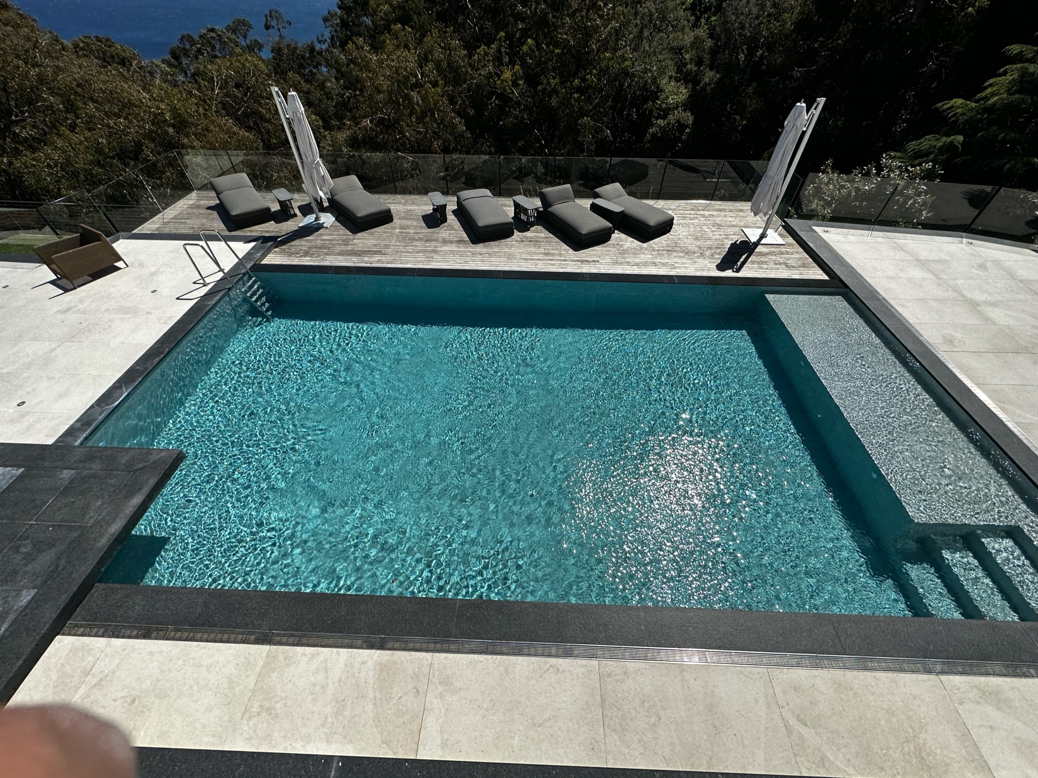 Piscine moderne Vallauris - Margelles anthracite et eau turquoise